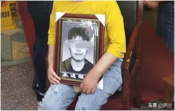 高三男生偷拍女廁被發(fā)現，回家后從30樓跳下，你有何看法？